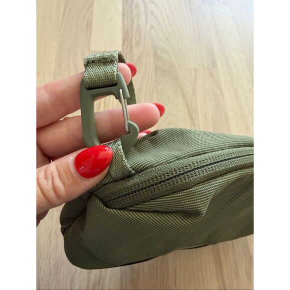 THULE Paramount 2L Crossbody Bag Green - Picture 10 of 11